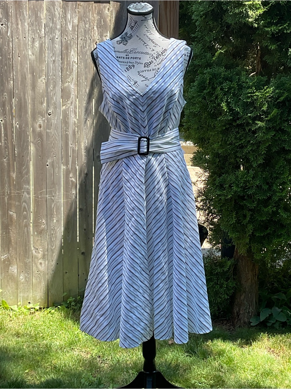 Classic Sleeveless White Dress Striped Midi Dress with Belt
